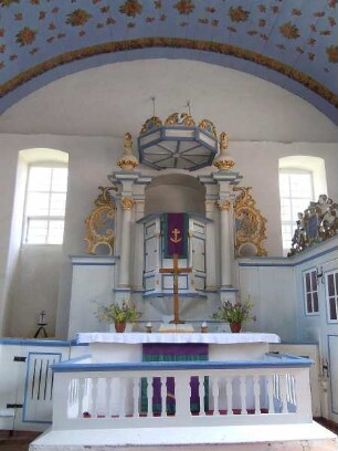 Insel Hiddensee - Altar in der Kirche : Altarraum in der Kirche von Kloster. Aufgenommen am 19. April 2011 auf der Ostseeinsel Hiddensee