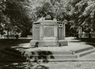 Denkmal für die Gefallenen des 1. Weltkrieges : Denkmal für die Gefallenen des 1. Weltkrieges. Sandstein (nach 1918). Gröditz, Hauptstraße
