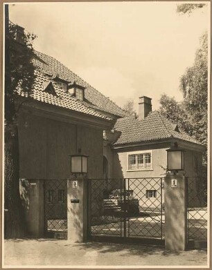 Landhaus Cohn, Doppel-Villa, Hubertusbader Straße, Berlin-Grunewald: Aussenaufnahme Hubertusbader Straße: Zaun mit Hauptzugang, Nahaufnahme