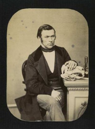 Porträt Carl Friedrich Voigtländer (1815-1890; Prosektor). Mitglied der naturwissenschaftlichen Vereinigung "Isis" in Dresden ab 1851. Dresden: SLUB Mscr.Dresd.App.1665
