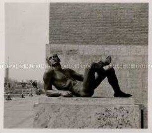 Berlin, Bildhauer Georg Kolbe, Figur "Ruhender Athlet"