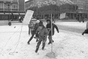 Deutsch-englischer Freundeskreis Karlsruhe. Pfannkuchen-Rennen "pan-cake-race" am schmutzigen Donnerstag auf dem Karlsruher Marktplatz