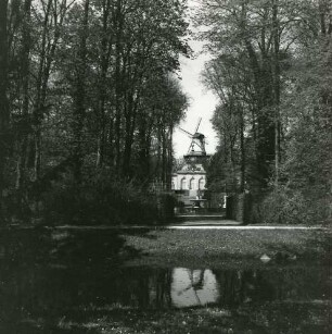 Potsdam-Sanssouci. Blick vom Park gegen Neue Kammern und Historische Mühle