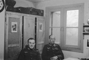 Zweiter Weltkrieg. Niederlande unter deutscher Besatzung. Zwei Angehörige der deutschen Wehrmacht in der Unterkunft (wohl bei Den Haag)