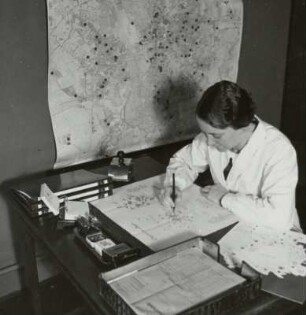 Unterrichtsfilmsammlung, Mitarbeiterin fertigt Kartenmaterial, Sächsische Landesbildstelle, um 1937