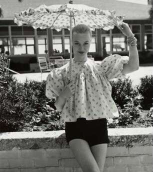 Modeaufnahme, Modelle Dolores Hawkins und Ann Klem (Mademoiselle)