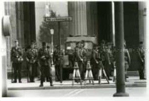Grenzsoldaten an der abgeriegelten Sektorengrenze am Brandenburger Tor