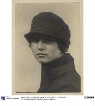 Porträt junger Dame mit Mütze