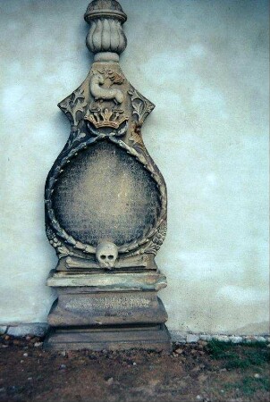 Grabstein an der Außenwand der Sakristei für einen 1747 gestorbenen Pfarrer