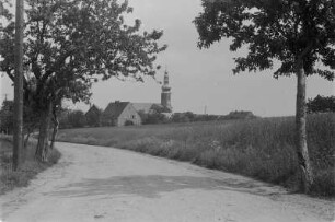 Blick auf das Dorf und die Kirche von Hochkirch. : Pohlad na cyrkej a wjes Bukecy.