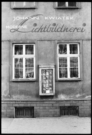 Fotogeschäft mit Fassadeninschrift "Moderne Lichtbildnerei. Johann Kwiatek"