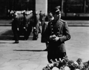 Angehöriger der Sowjetischen Armee am "Tag der Befreiung" am Sowjetischen Ehrenmal