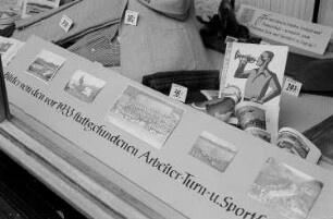 Schaufensterauslagen mit Sportfestwerbung