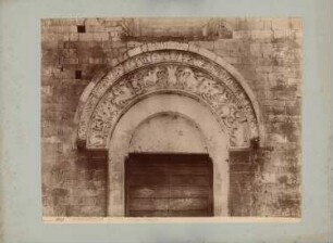 Pieve di San Gregorio, Castel Ritaldi: Ansicht des romanischen Portalbogens mit Marmorreliefs
