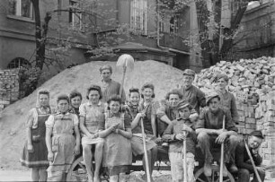 Räumen der Trümmer als Vorarbeit für den Neubau des Hauses der Sorben. Gruppenfoto auf der Baustelle des sorbischen Hauses. : Rumowanje rozwalinow za natwar Serbskeho domu. Skupinski wobraz na twarnišću serbskeho domu.