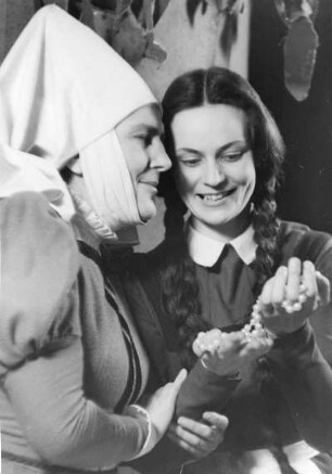 Hamburg. Die Schauspielerinnen Gisela Mattishent (1919-1980) in der Rolle des Gretchen und Charlotte Kramm (1900-1971) in der Rolle der Marthe, aufgenommen während einer Aufführung des "Urfaust" 1946 im Thalia-Theater