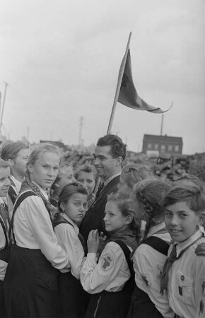 Reportage: VEB Stahl- und Walzwerk Brandenburg : Pioniere mit dem Leiter der Besichtigung