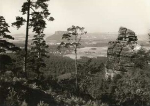 Elbsandsteingebirge. Blick vom Papststein über Kurort Gohrisch zum Lilienstein. Links Kleiner und Großer Bärenstein
