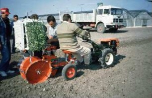 Fotografie: Gartenbautechnik-Freiland, Pflanztechnik