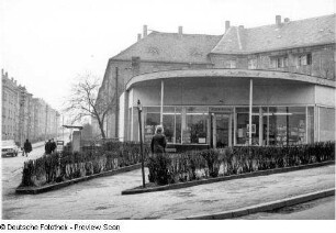 Pavillon mit Konsum-Lebensmittelverkaufsstelle : Dresden-Naußlitz, Saalhausener Straße 27c, Ecke Mülheimer Straße. Pavillon mit Konsum-Lebensmittelverkaufsstelle
