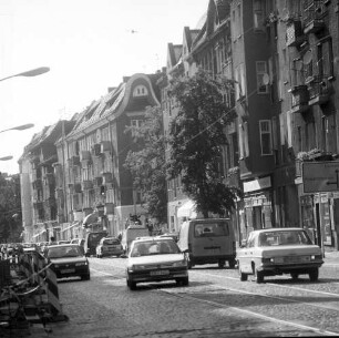 Berlin-Schöneweide, Schnellerstraße 109/110/Ecke Fennstraße. Wohnhäuser mit Laden (nach 1995 saniert). Straßenansicht (von der Britzer Straße)