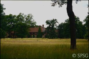 Potsdam, Neuer Garten, Schloss Cecilienhof, vom Park aus gesehen.