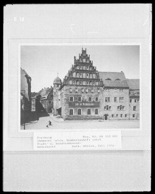 Freiberg, Am Dom 1 und Untermarkt 1. Ehemaliger Domherrenhof, jetzt Stadt- und Bergbaumuseum (1484/1488) und Superintendentur (1220/1230). Straßenansicht vom Untermarkt