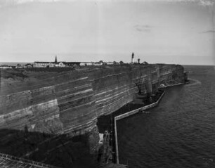 Helgoland : Blick entlang der Westküste Helgolands zum Leuchtturm
