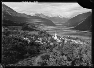 Östereich, Imst. Blick auf den Ort mit Katholischer Pfarrkirche Maria Himmelfahrt gegen das Wettersteingebirge