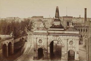 Ohne Titel (Oranienburger Tor am nördlichen Ende der Friedrichstraße)