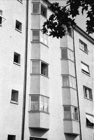 Freiburg: Wohnblock Hohenzollernstraße; Erkerreihe