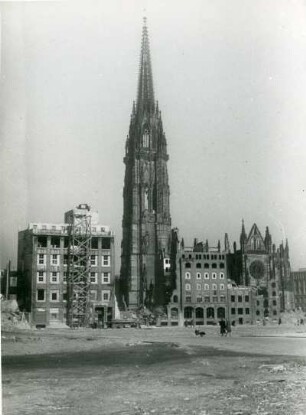 Hamburg-Altstadt. Einsam, zwischen ein paar Häuserruinen steht der ausgebrannte Turm der Hauptkirche St. Nikolai. Das Gelände zwischen Kajen und Hopfenmarkt wurde bereits von Trümmern beräumt.