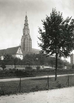 Schweidnitz, Pfarrkirche : Schweidnitz (Swidnica/Polen). Katholische Pfarrkirche St. Stanislaus und Wenzel. Ansicht von Südwesten