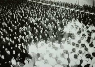 Auftritt des Bergsteigerchores zur Lenin-Liebknecht-Luxemburg-Feier im Ausstellungspalast Dresden
