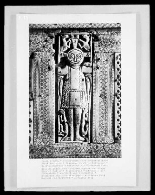 Vorderseite mit drei Reliefs: Zwei Christusfiguren und ein Engel — Relief