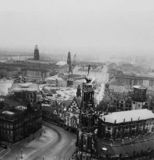 Ständehaus, Residenzschloß, Katholische Hofkirche und Schloßplatz, im Hintergrund Baustelle des Kulturpalastes