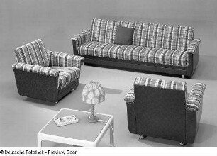 Sitzgruppe "Edelgard" : Wohnzimmermöbel. Sitzgruppe "Edelgard" (1976; Möbelkombinat Erfurt (MKE)) mit Beistelltisch