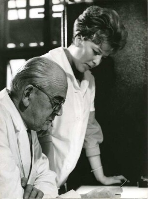 Portrait des Fotografen Hermann Großmann mit einer Bibliothekarin. Dresden, Deutsche Fotothek