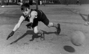 Hamburg-Barmbek. Kinder spielen Fußball auf dem Sportplatz Heidhörn. Als Torwart wehrt er einen Ball ab.