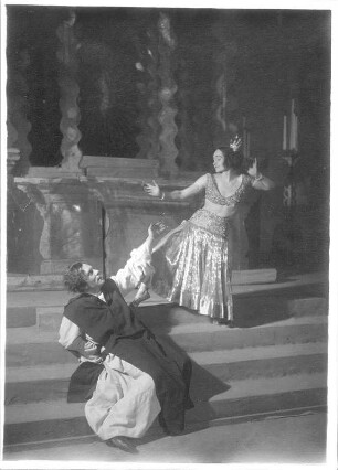 Die Elixiere des Teufels. Ballett (Pantomime) nach E. T. A. Hoffmann, bearbeitet von E. Cleve-Petz mit Musik von Jaap Kool. Ellen von Cleve-Petz als Aurelie, Felix Steinböck als Medardus, Erich Ponto als Belcampo, Gino Neppach als Graf Victorin, Susanne Dombois als Heilige. Staatsoper Dresden, Uraufführung 2.12.1925 unter Leitung von Kurt Striegler (Choreographie: E. Cleve-Petz, Regie: G. Kiesau, Bühnenbild: A. Mahnke, Kostüme: L. Fanto). Fotografie (Negativabzug auf Papier) von Ursula Richter