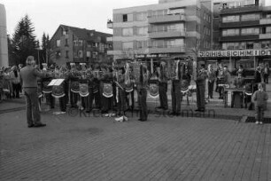 Rathausplatz: vorn Spielmannszug: im Hintergrund Ladengeschäfte