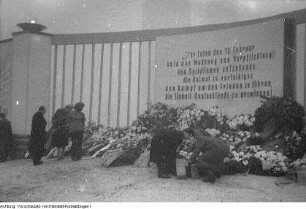 Dresden, 8. Jahrestag der Zerstörung Dresdens, Kranzniederlegung, u.a., 13. Februar 1953