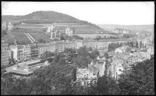 Karlsbad. Gartenzeile über die Sprudel-Kolonnade