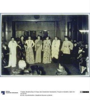 Modenschau im Haus des Deutschen Handwerks: Frauen in Kleidern