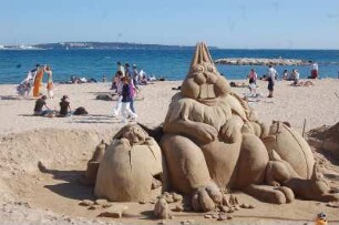 Cannes - Sandfigur am Strand : Riesen-Sandfigur am Strand in Cannes, aufgenommen 2006