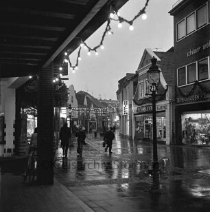 Hindenburgstraße: Passanten in der Fußgängerzone mit eingeschalteter Adventsbeleuchtung, Blick Richtung Nordosten