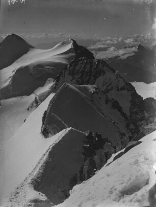Berggipfel : Blick über verschneite Berggipfel der Berninagruppe