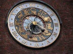 Oslo - Uhr am Rathaus : Uhr am Rathaus. Aufgenommen im September 2004 in Oslo