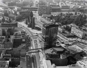 Luftaufnahme, Blick von Süd-Osten auf den Breitscheidplatz. Berlin-Charlottenburg, Tauentzienstraße, Budapester Straße