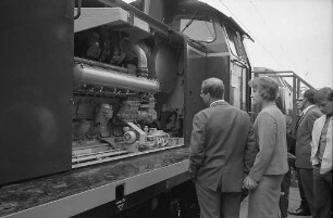 Fahrzeugschau der Bundesbahn auf dem Karlsruher Hauptbahnhof.